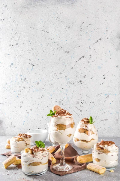 Tradicional Tiramisu Sobremesa Italiana Muitos Copos Com Tiramisu Caseiro Com — Fotografia de Stock