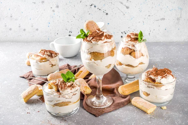 Tradicional Tiramisu Sobremesa Italiana Muitos Copos Com Tiramisu Caseiro Com — Fotografia de Stock