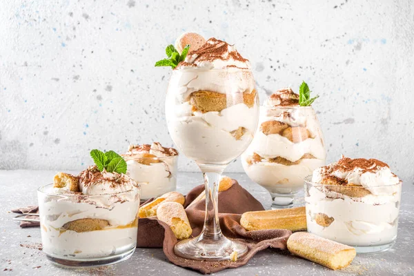 Traditional Italian Dessert Tiramisu Many Glasses Homemade Tiramisu Chocolate Cocoa — Stock Photo, Image