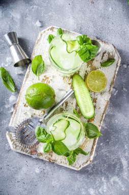 Salatalık fesleğeni cin ve votka alkollü kokteyl ezer. Taze fesleğen yaprağı, narenciye ve salatalık ile doldurulmuş yaz kokteyli.,