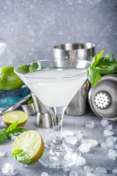 Basil Vodka Gimlet Martini Koktél Erős Alkoholos Ital Friss Bazsalikommal — Stock Fotó