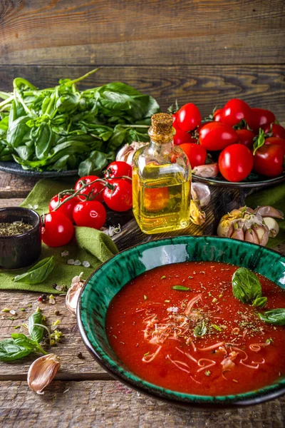 Zomer Zelfgemaakte Koude Tomatensoep Verse Gazpacho Tomatenpuree Soep Met Parmezaanse — Stockfoto