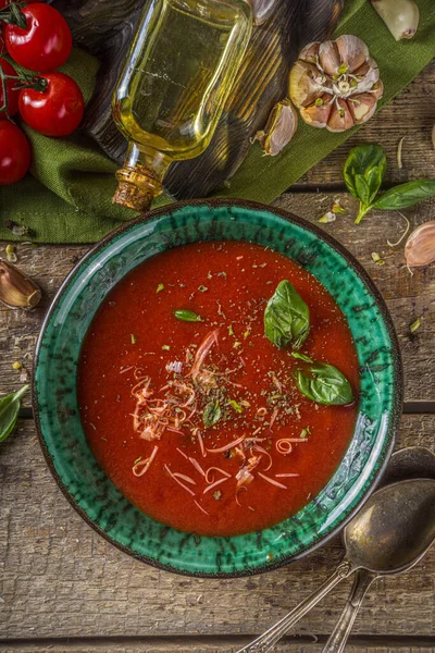 Nyári Házi Készítésű Hideg Paradicsomkrém Leves Friss Gazpacho Paradicsompüré Parmezános — Stock Fotó