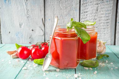 Sağlıklı öğle yemeği fast food konsepti. Soğuk gazpacho çorbası. Kavanozda domates kremalı çorba, tahta bir yaz arka planında..