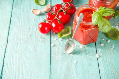 Sağlıklı öğle yemeği fast food konsepti. Soğuk gazpacho çorbası. Kavanozda domates kremalı çorba, tahta bir yaz arka planında..