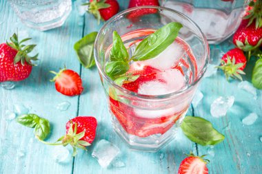 Çilek ve fesleğen arınma suyu. Yaz diyeti, çilek ve fesleğen yapraklı sağlıklı içecek. Ahşap arkaplan kopyalama alanı