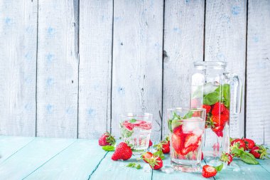 Çilek ve fesleğen arınma suyu. Yaz diyeti, çilek ve fesleğen yapraklı sağlıklı içecek. Ahşap arkaplan kopyalama alanı