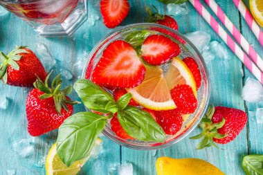 Çilek ve fesleğenli limonata. Taze çilek, limon ve fesleğen yaprakları, ahşap arka plan fotokopi alanı.
