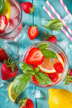 Çilek ve fesleğenli limonata. Taze çilek, limon ve fesleğen yaprakları, ahşap arka plan fotokopi alanı.