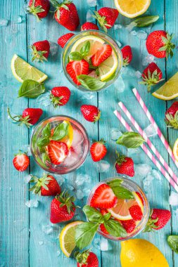 Çilek ve fesleğenli limonata. Taze çilek, limon ve fesleğen yaprakları, ahşap arka plan fotokopi alanı.