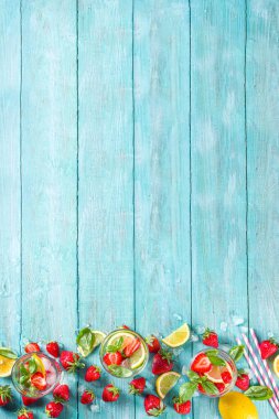 Çilek ve fesleğenli limonata. Taze çilek, limon ve fesleğen yaprakları, ahşap arka plan fotokopi alanı.