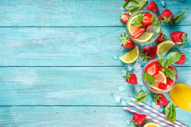 Çilek ve fesleğenli limonata. Taze çilek, limon ve fesleğen yaprakları, ahşap arka plan fotokopi alanı.