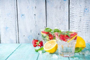 Çilek ve fesleğenli limonata. Taze çilek, limon ve fesleğen yaprakları, ahşap arka plan fotokopi alanı.