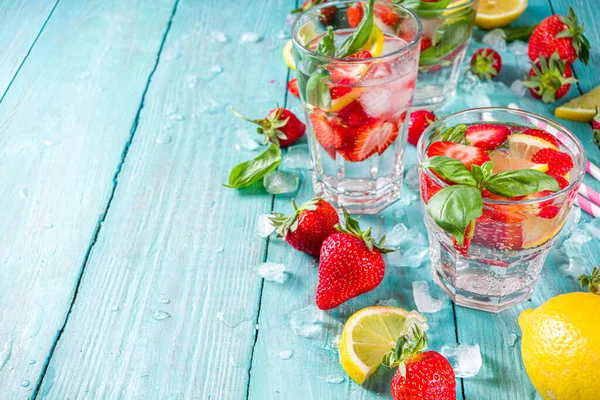Strawberries Basil Lemonade Summer Cold Iced Cocktail Recipe Fresh Strawberry — Stock Photo, Image