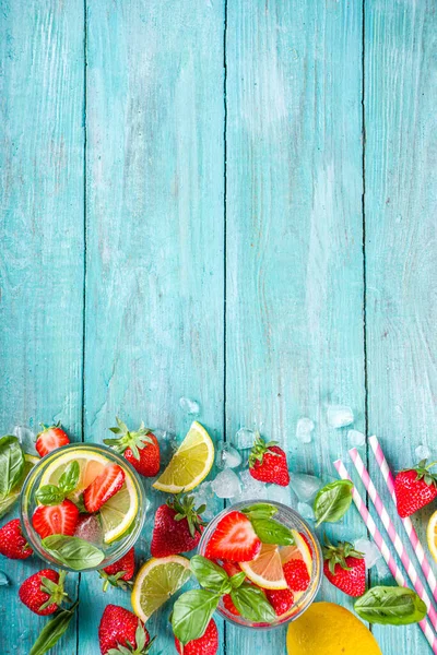 Strawberries Basil Lemonade Summer Cold Iced Cocktail Recipe Fresh Strawberry — Stock Photo, Image