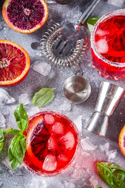 Mager Blutorangefarbener Basilikum Limonaden Cocktail Mit Frischen Blutigen Orangen Basilikumblättern — Stockfoto