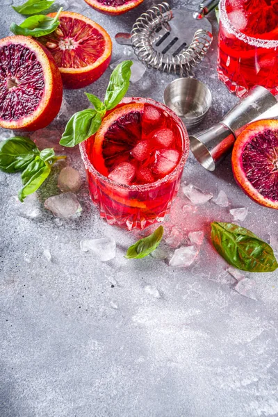 Mager Blutorangefarbener Basilikum Limonaden Cocktail Mit Frischen Blutigen Orangen Basilikumblättern — Stockfoto