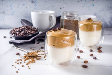 Moda içeceği, dalgona kahvesi. Kremalı kahve, soğuk süt ve şekerli. Yumuşak kremalı kahve içeceği, beyaz arka planda, boşluğu kopyala