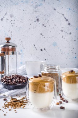 Moda içeceği, dalgona kahvesi. Kremalı kahve, soğuk süt ve şekerli. Yumuşak kremalı kahve içeceği, beyaz arka planda, boşluğu kopyala