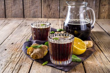 Hindistan yaz içeceği, Panakam or Gur (Jaggery) Şerbet, Panakaam içeceği, geleneksel sarbatlar, meyve, çiçek, bitki, kök, rustik ahşap arka plan kopyalama alanı