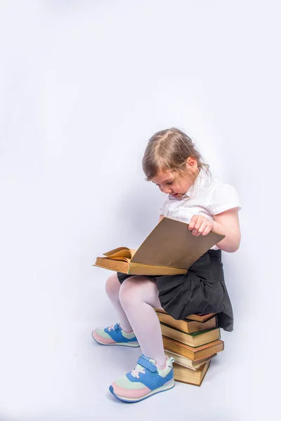 学校の概念の背景に戻る 教育の背景 本や虫眼鏡やノート付きのかわいい子供の女の子 子供の少女は本を読んでいる 白い灰色の背景にバナーがモックアップし スペースをコピーします — ストック写真