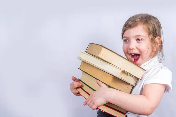 学校の概念の背景に戻る 教育の背景 本や虫眼鏡やノート付きのかわいい子供の女の子 子供の少女は本を読んでいる 白い灰色の背景にバナーがモックアップし スペースをコピーします — ストック写真