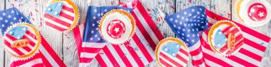 Bağımsızlık Günü 4 Temmuz Tebrikler. Gaziler Günü. Amerikan Anayasası tatili. Amerikan gelenek tebrik kartı. Amerikan sembollü vatansever ev kekleri.