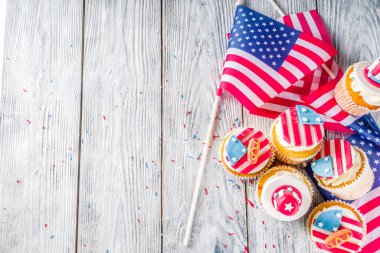 Bağımsızlık Günü 4 Temmuz Tebrikler. Gaziler Günü. Amerikan Anayasası tatili. Amerikan gelenek tebrik kartı. Amerikan sembollü vatansever ev kekleri.