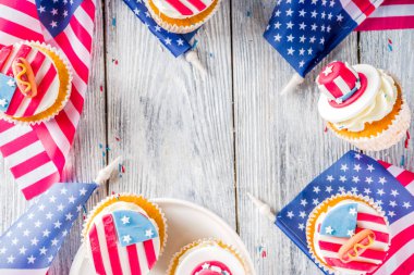Bağımsızlık Günü 4 Temmuz Tebrikler. Gaziler Günü. Amerikan Anayasası tatili. Amerikan gelenek tebrik kartı. Amerikan sembollü vatansever ev kekleri.