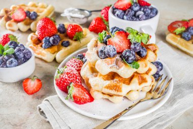 Tatlı Ev Yapımı Belçika Waffle 'ı Çilekli ve Yabanmersinli 