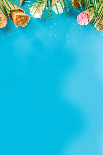 Set Van Verschillende Felgekleurde Ijsjes Ijswafelkegels Chocolade Vanille Bosbessen Aardbeienpistache — Stockfoto