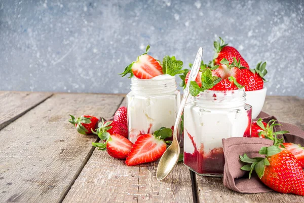 Yogur Dulce Saludable Con Mermelada Fresa Fresa Frascos Pequeños Una —  Fotos de Stock