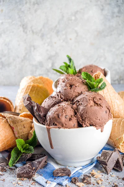 Helado Chocolate Casero Con Trozos Chocolate Virutas Conos Helado Pequeños — Foto de Stock