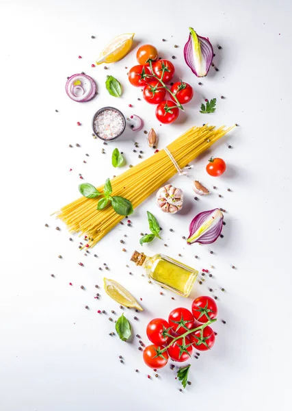 Italiaanse Voedselingrediënten Voor Het Koken Van Spaghetti Pasta Rauwe Spaghetti — Stockfoto