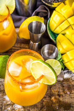 Yaz tropik Meksika soğuk kokteyli. Mango margarita kokteyli, tekila, limon, limon, acı biberli biber. Bar partisi gereçleri ile ahşap arkaplan kopyalama alanı
