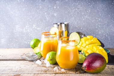 Yaz tropik Meksika soğuk kokteyli. Mango margarita kokteyli, tekila, limon, limon, acı biberli biber. Bar partisi gereçleri ile ahşap arkaplan kopyalama alanı