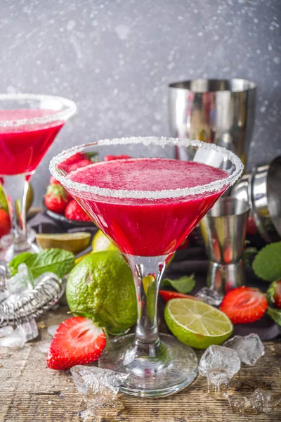 Bevanda Alcolica Fredda Estiva Cocktail Margarita Alla Fragola Con Lime — Foto Stock