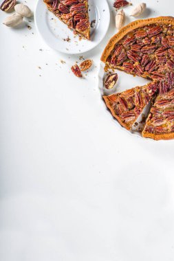 Beyaz arka planda ev yapımı sonbahar cevizli turta geleneksel sonbahar ve kış, şükran günü Amerikan cevizli keki.,