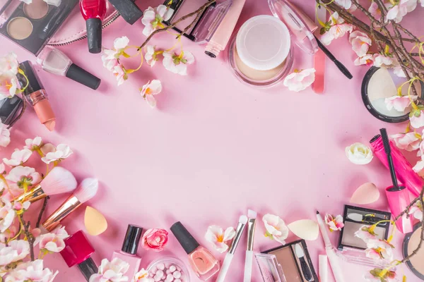 Make Producten Met Cosmetische Zak Lentebloemen Professionele Make Set Flatlay — Stockfoto