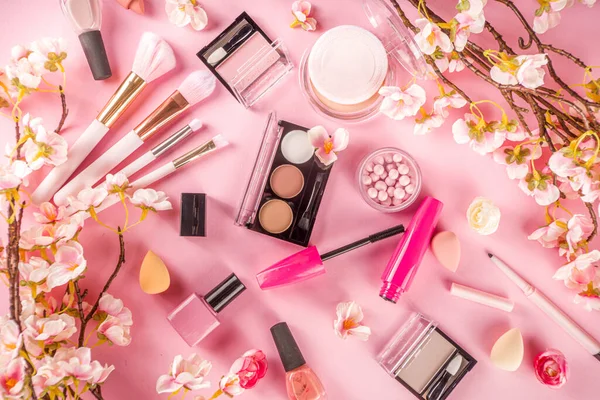 Make Producten Met Cosmetische Zak Lentebloemen Professionele Make Set Flatlay — Stockfoto