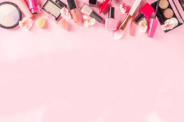 用化妆品袋和春花做化妆品 专业化妆套装平铺 一套粉色底色柔和的装饰化妆品 复制空间上方 — 图库照片