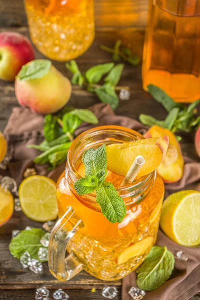 Frischer Hausgemachter Pfirsich Tee Mit Minz Und Zitronenscheiben Kaltes Sommerfruchtgetränk — Stockfoto