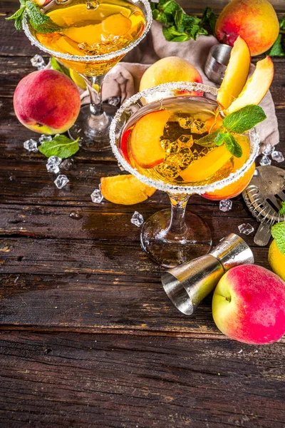 Uppfriskande Sommardryck Persika Martini Cocktails Med Gin Eller Vodka Och — Stockfoto