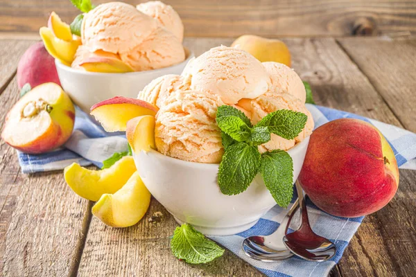 自制甜桃冰淇淋 小碗中的桃明胶球 木制底座 新鲜的桃和薄荷叶 — 图库照片