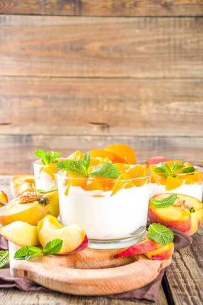 Postre Cuajada Yogur Con Duraznos Enlatados Frescos Sobre Fondo Madera — Foto de Stock