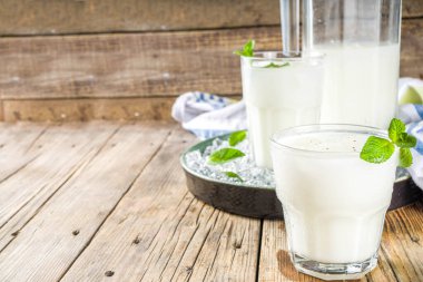 Soğuk Hint içeceği Lassi, buzlu hindistan cevizi Lassi, nane yaprağı, ahşap arka plan kopyalama alanı