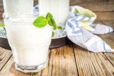 Soğuk Hint içeceği Lassi, buzlu hindistan cevizi Lassi, nane yaprağı, ahşap arka plan kopyalama alanı