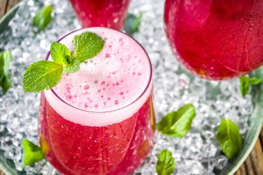 Yaz meyveli buzlu punç, soğuk meyveli içecek, Hint Asyalı Falsa Sherbet, ya da Phalsa şerbet dondurucu kokteyli.