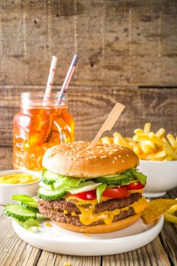 Ahşap arka planda ev yapımı hamburgerler