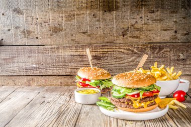 Ahşap arka planda ev yapımı hamburgerler